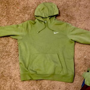 im selling a green nike outfit size L